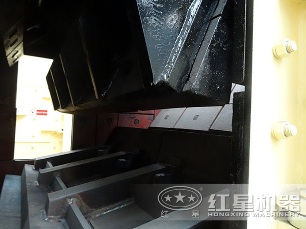反擊式破碎機(jī)內(nèi)部結(jié)構(gòu)