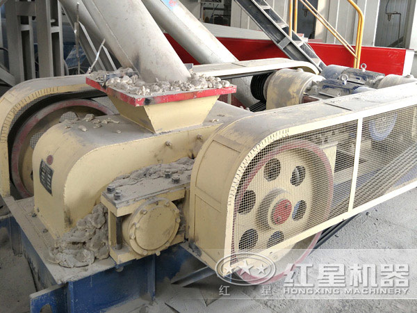 對(duì)輥破碎機(jī)現(xiàn)場(chǎng)圖