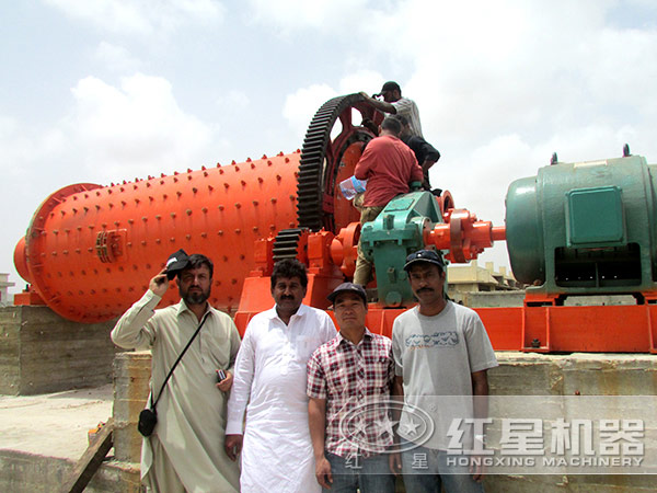 錳礦石球磨機生產(chǎn)現(xiàn)場