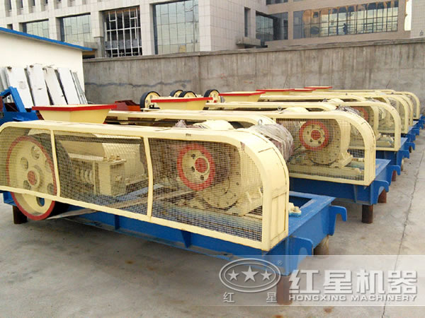 煤矸石對(duì)輥式破碎機(jī)設(shè)備實(shí)拍