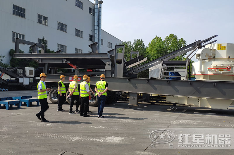 客戶來(lái)廠考察車載石子破碎機(jī) 客戶來(lái)廠考察車載石子破碎機(jī)