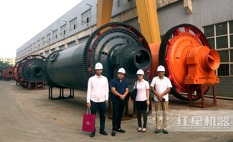 客戶來廠參觀選購(gòu)球磨機(jī) 客戶來廠參觀選購(gòu)球磨機(jī)