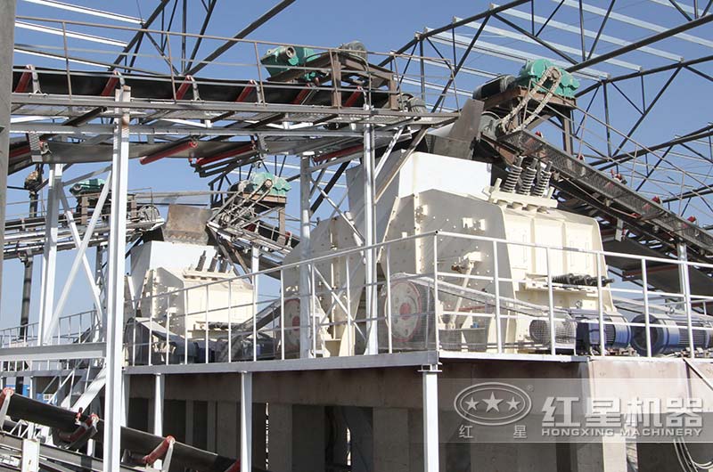日產(chǎn)五萬噸的破碎機作業(yè)現(xiàn)場
