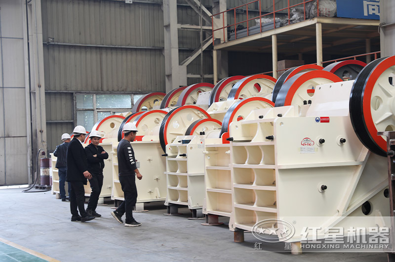 客戶來紅星車間參觀大型顎破石子機 客戶來紅星車間參觀大型顎破石子機