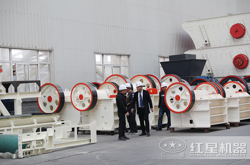 客戶來廠考察鄂破機(jī) 客戶來廠考察鄂破機(jī)