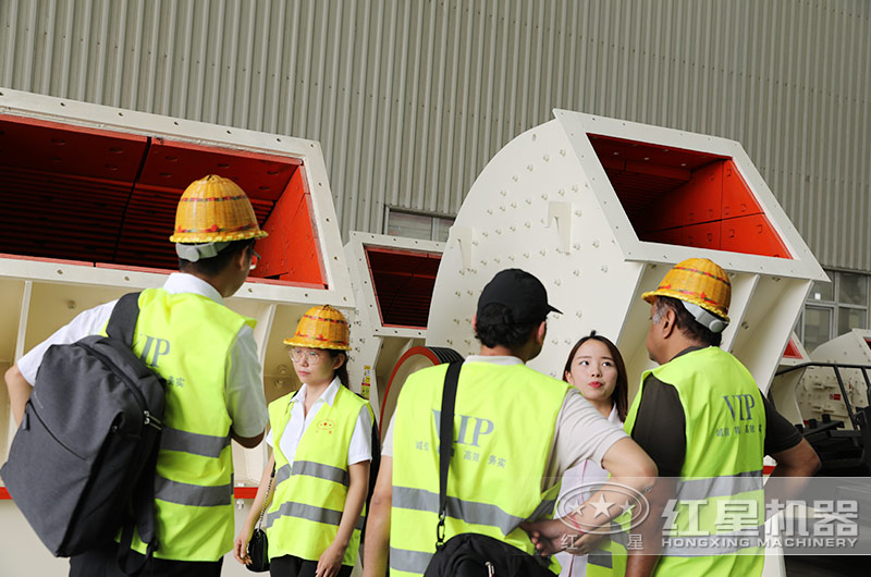 客戶來廠考察玻璃粉碎設(shè)備 客戶來廠考察玻璃粉碎設(shè)備