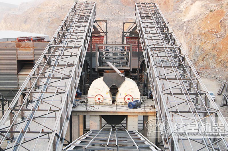 錘式破碎機(jī)破碎現(xiàn)場(chǎng)實(shí)拍