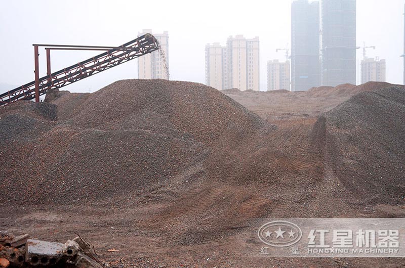 細(xì)碎破碎機(jī)作業(yè)現(xiàn)場 細(xì)碎破碎機(jī)作業(yè)現(xiàn)場