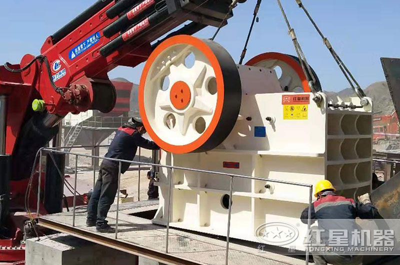顎式破碎機(jī)安裝現(xiàn)場(chǎng) 顎式破碎機(jī)安裝現(xiàn)場(chǎng)