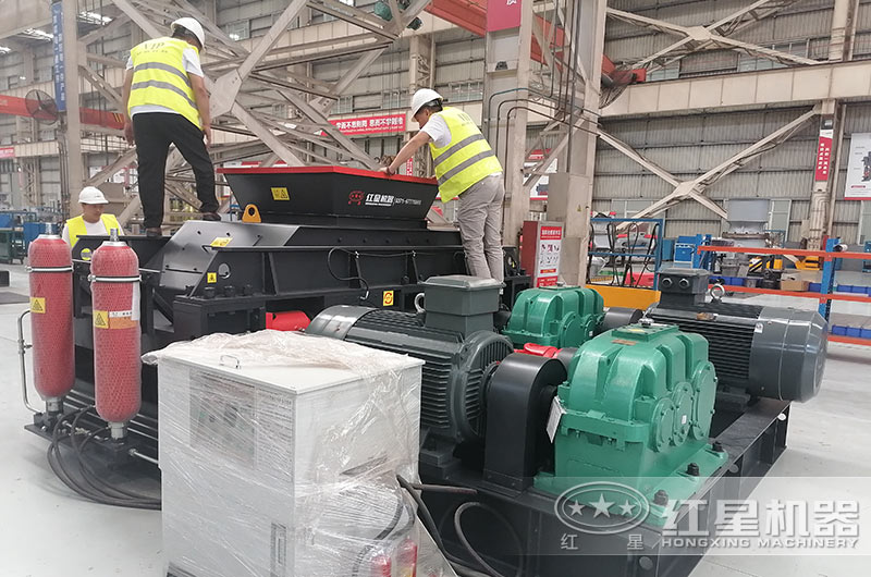 客戶來廠考察玻璃破碎機(jī)設(shè)備 客戶來廠考察玻璃破碎機(jī)設(shè)備