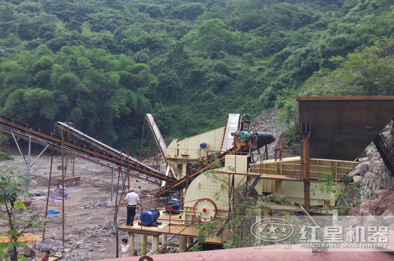 一次成型碎石生產(chǎn)線現(xiàn)場(chǎng) 一次成型碎石生產(chǎn)線現(xiàn)場(chǎng)