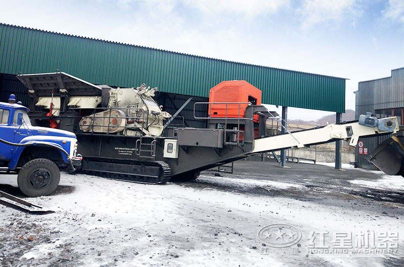 移動煤炭粉碎機作業(yè)現(xiàn)場