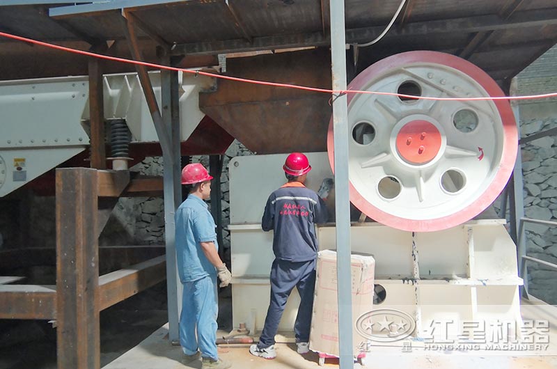 912破碎機(jī)作業(yè)調(diào)試現(xiàn)場(chǎng) 912破碎機(jī)作業(yè)調(diào)試現(xiàn)場(chǎng)