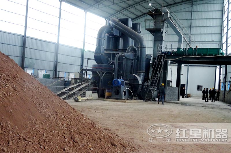 做耐火磚磨粉機作業(yè)現場