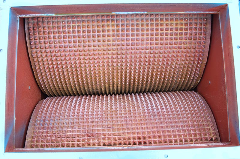 楔塊或墊片調(diào)節(jié)輥輪間距，控制排料大小