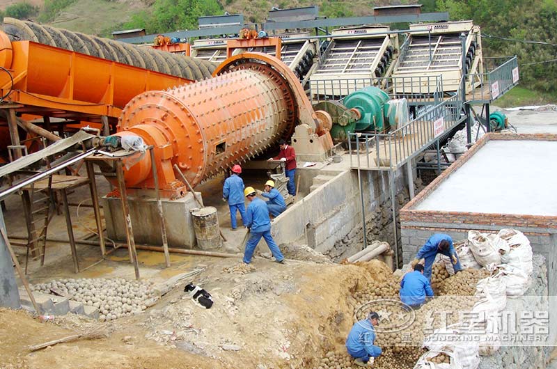 鈣石球磨機(jī)作業(yè)現(xiàn)場 鈣石球磨機(jī)作業(yè)現(xiàn)場