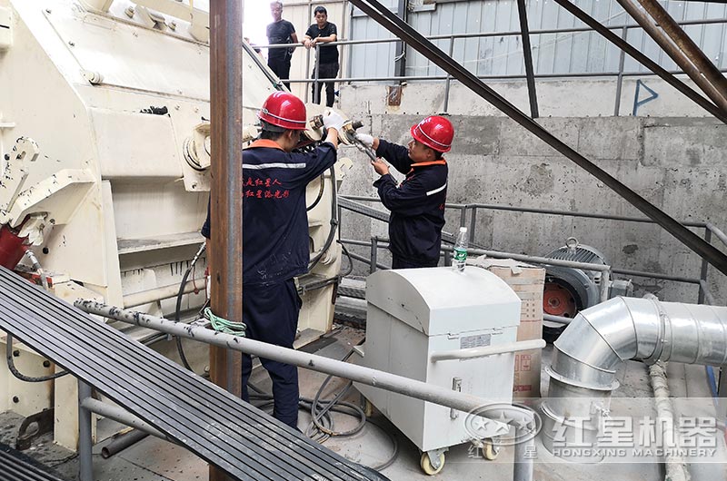 紅星技術(shù)人員奔赴現(xiàn)場為客戶調(diào)設(shè)備 紅星技術(shù)人員奔赴現(xiàn)場為客戶調(diào)設(shè)備