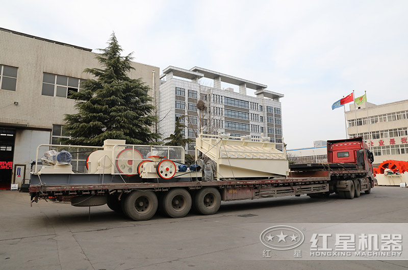 紅星對(duì)輥制砂機(jī)裝車發(fā)貨現(xiàn)場