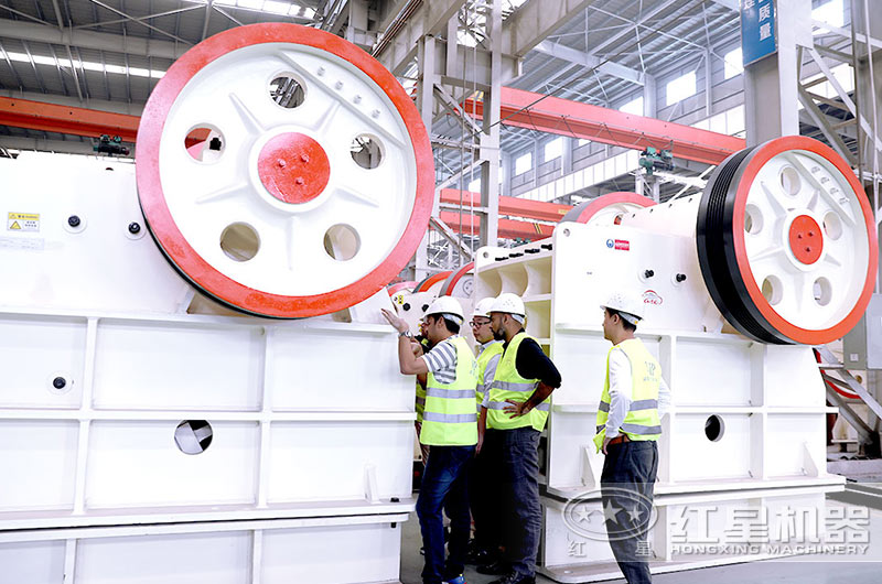 客戶一行來廠考察破碎設(shè)備