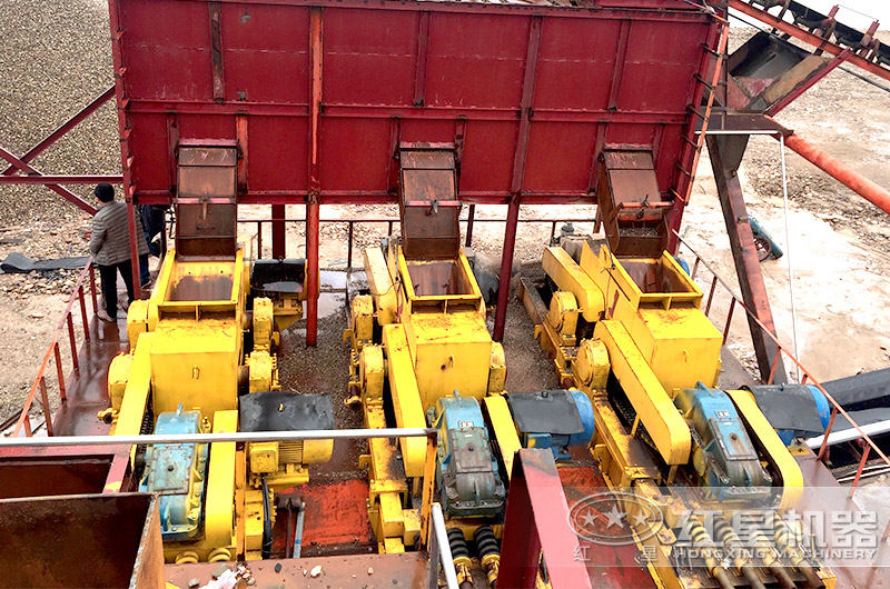 三臺對輥破聯(lián)合作業(yè)，江蘇客戶鵝卵石破碎現(xiàn)場