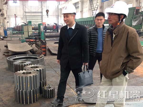 用戶來(lái)訪參觀設(shè)備生產(chǎn)車間