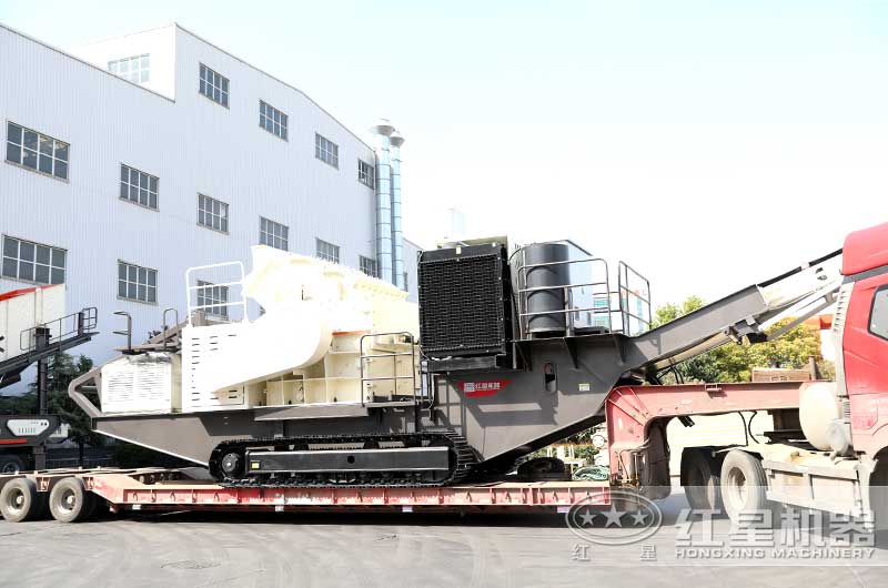 準(zhǔn)備發(fā)貨的履帶式巖石破碎站