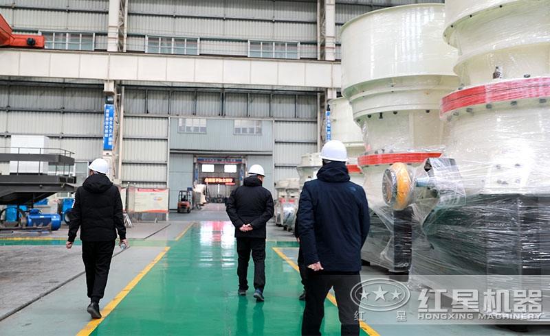 用戶來廠參觀設(shè)備生產(chǎn)車間