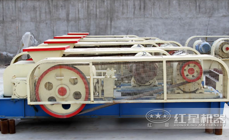 時(shí)產(chǎn)100噸對輥式破碎機(jī)