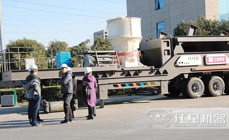 車載式移動(dòng)破碎機(jī)用戶來廠參觀選購(gòu)