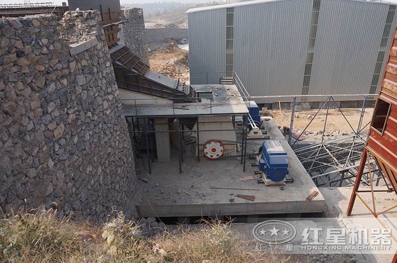 石灰石破碎生產(chǎn)線作業(yè)現(xiàn)場(chǎng)