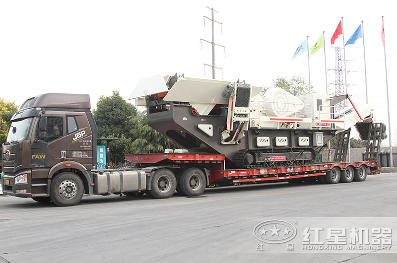 履帶式移動(dòng)大型破石機(jī)發(fā)貨現(xiàn)場