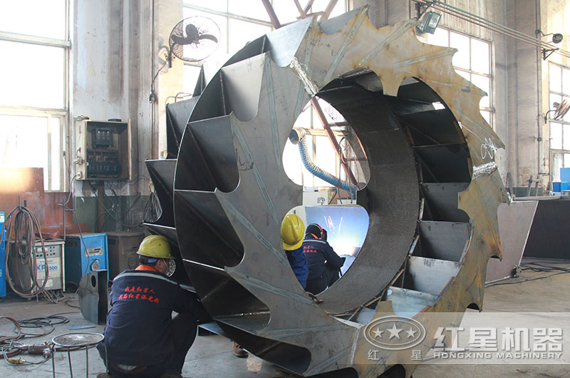 紅星機(jī)器技術(shù)人員兢兢業(yè)業(yè)認(rèn)真對(duì)待每一臺(tái)設(shè)備