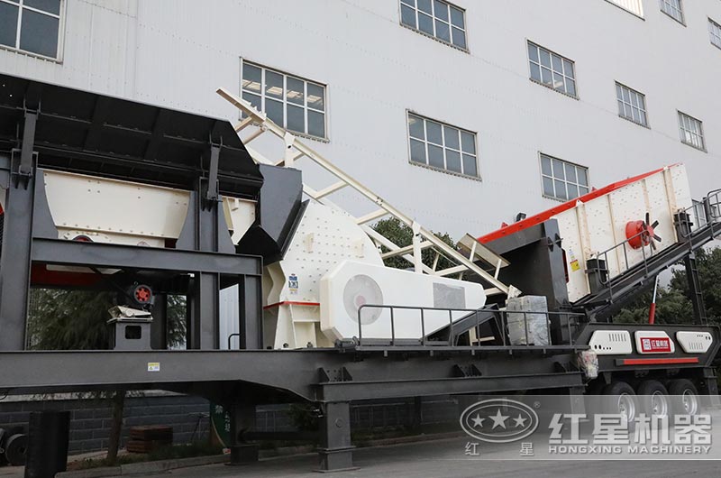 移動(dòng)輪式破碎機(jī)配置重錘式破碎機(jī)