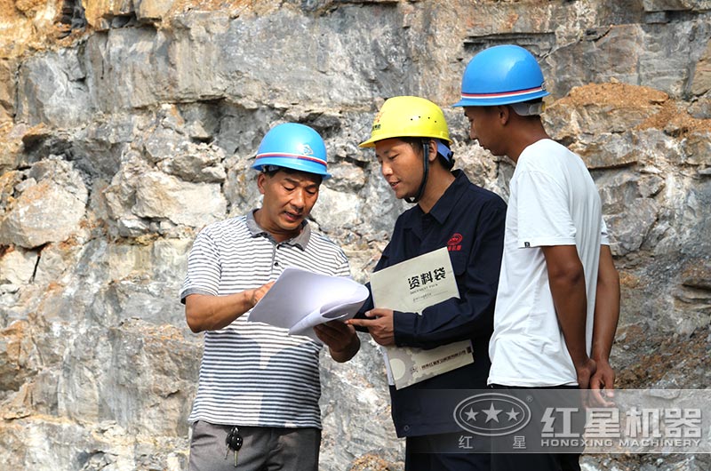 紅星技術(shù)人員考察客戶現(xiàn)場，幫助客戶配置生產(chǎn)線