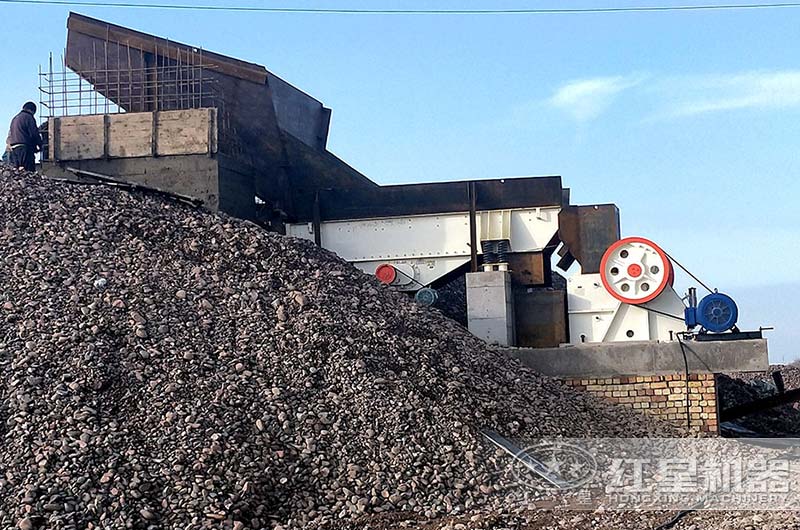 顎式破碎機作業(yè)現(xiàn)場圖