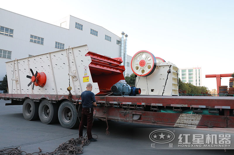 690石頭破碎機(jī)裝車——發(fā)貨河北