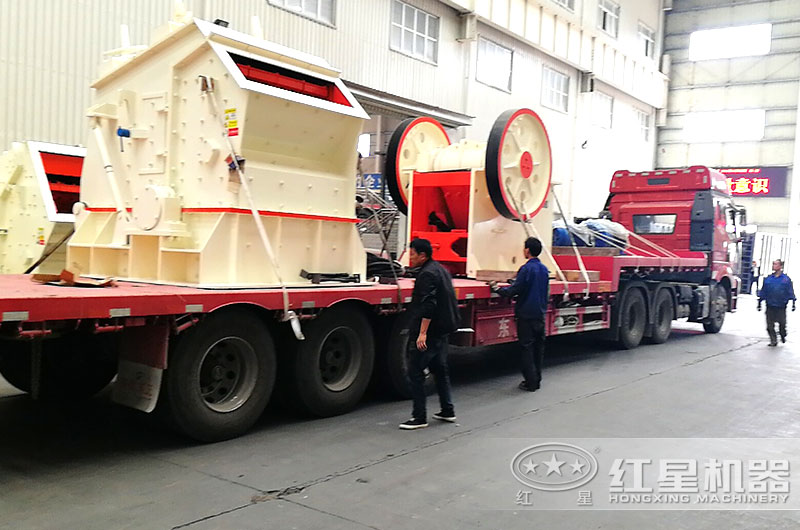 反擊式碎石機整套設備裝車，廠家直接發(fā)往用戶現(xiàn)場