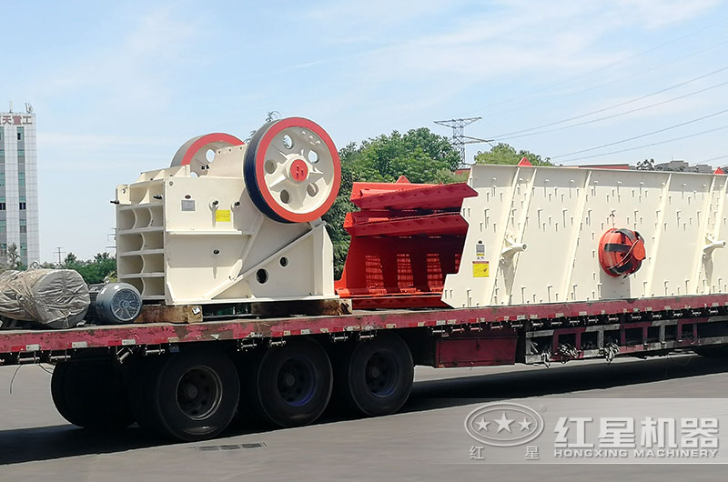 顎式破碎機裝車，準備發(fā)往河南安陽