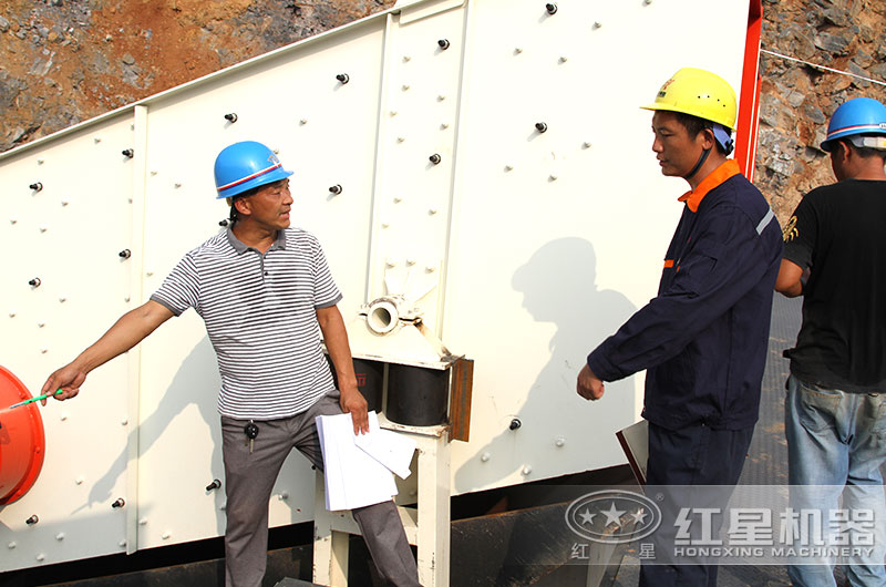 售后人員為客戶提供服務(wù)