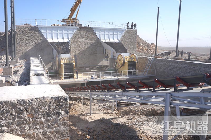 顎式破碎機進(jìn)行粗碎