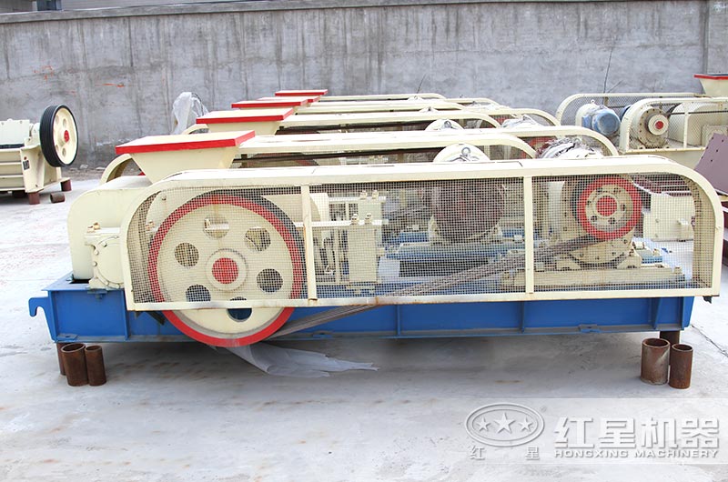 紅星大型廠家，對輥式粉碎機有現(xiàn)貨