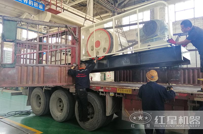 對輥式粉碎機裝車，準備發(fā)貨