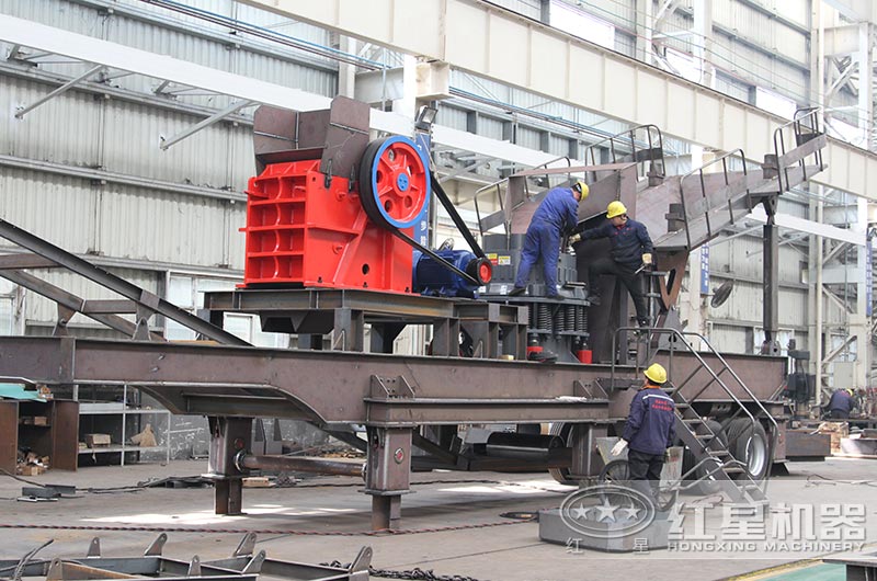 移動(dòng)粉碎石頭的機(jī)器制造車間