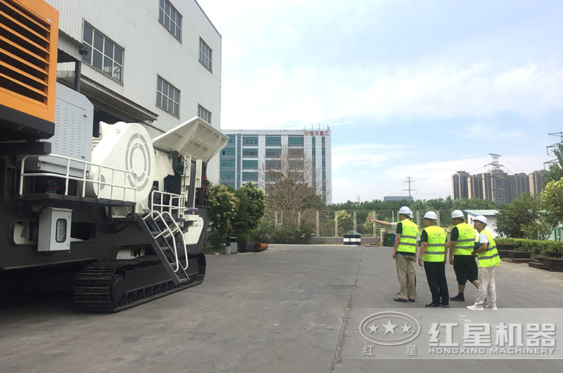 客戶來廠考察，經(jīng)理一對(duì)一講解指導(dǎo)