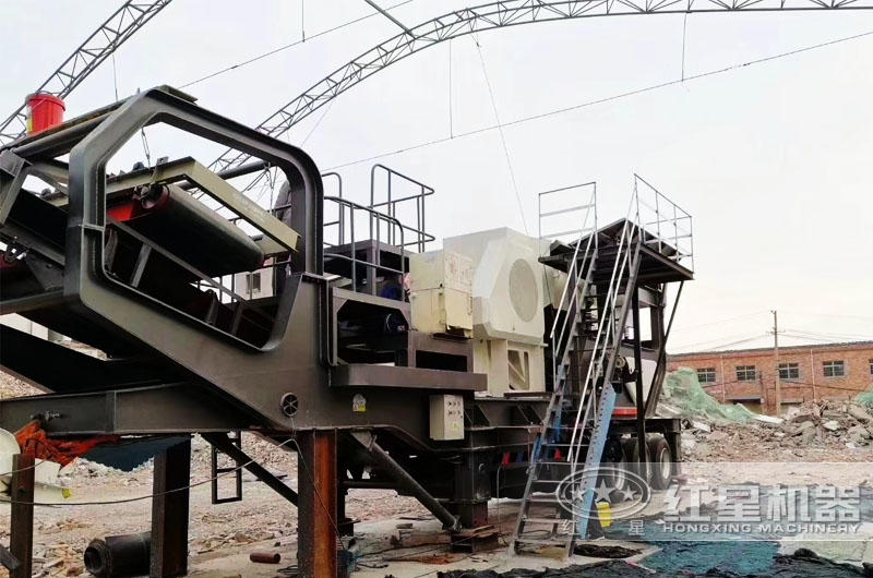 山東濱州移動鄂式碎石機(jī)作業(yè)現(xiàn)場圖