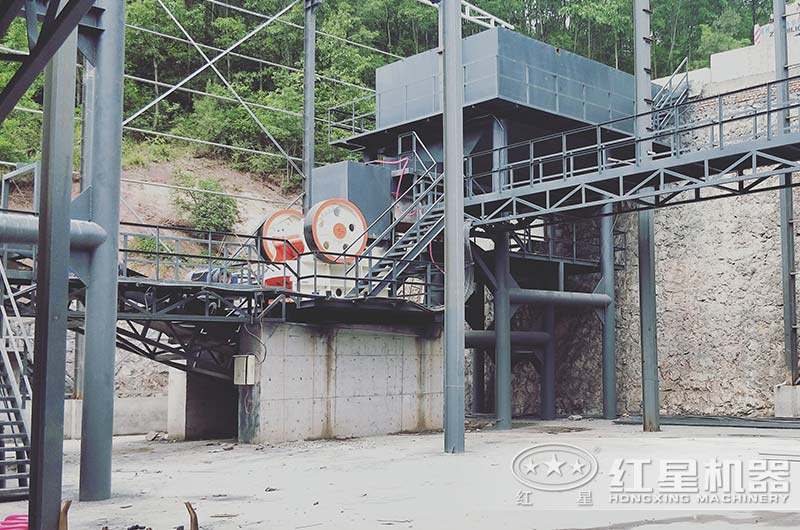 PE-750×1060顎式破碎機(jī)生產(chǎn)現(xiàn)場(chǎng)圖 PE-750×1060顎式破碎機(jī)生產(chǎn)現(xiàn)場(chǎng)圖