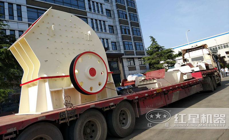 新型重錘式破碎機(jī)設(shè)備發(fā)往山西
