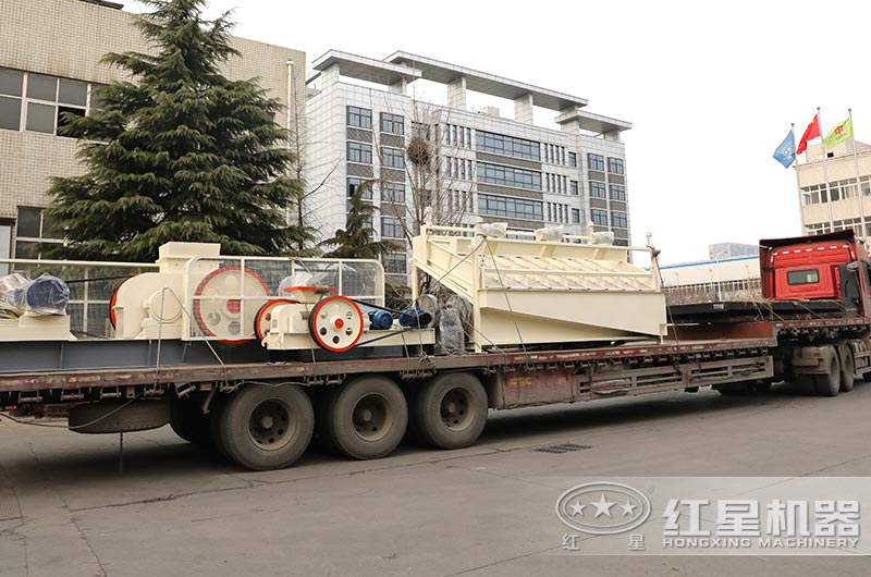 對輥機(jī)設(shè)備發(fā)貨現(xiàn)場 對輥機(jī)設(shè)備發(fā)貨現(xiàn)場