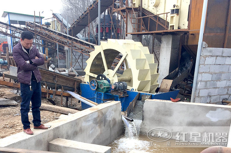 洗沙機(jī)旁配備沉淀池，實(shí)現(xiàn)水資源循環(huán)利用