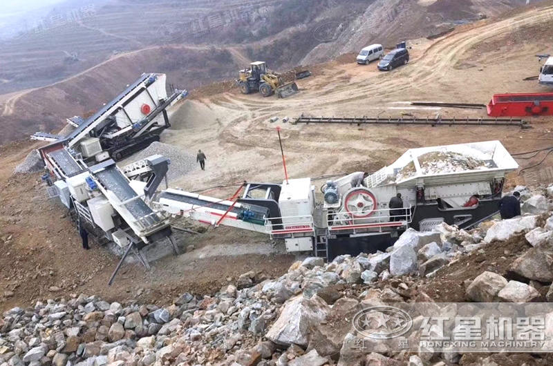 時產(chǎn)200噸移動破碎機加工生產(chǎn)現(xiàn)場